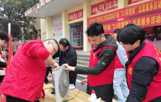学雷锋，我们在行动！