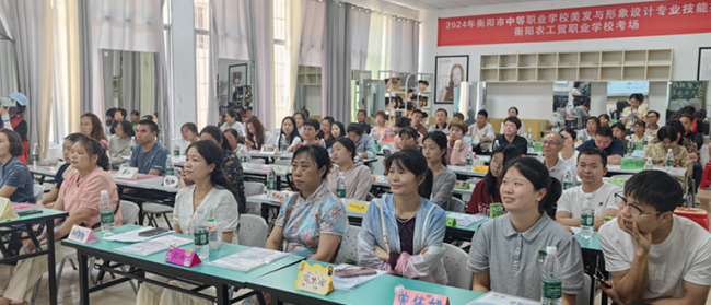 经贸旅游学院成功举办“以爱为名 携手同行”主题家长开放日活动