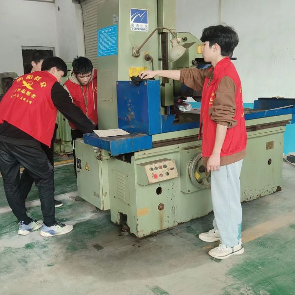 智能制造学院青年志愿者开展“爱劳动 车间5S大扫除” 学雷锋活动