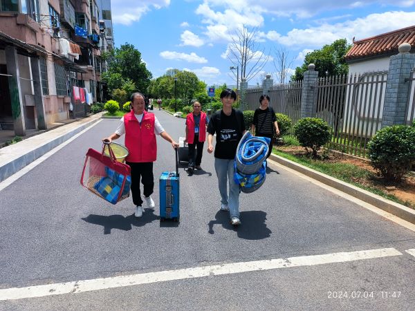 党员教师齐上阵  温暖学子回家路