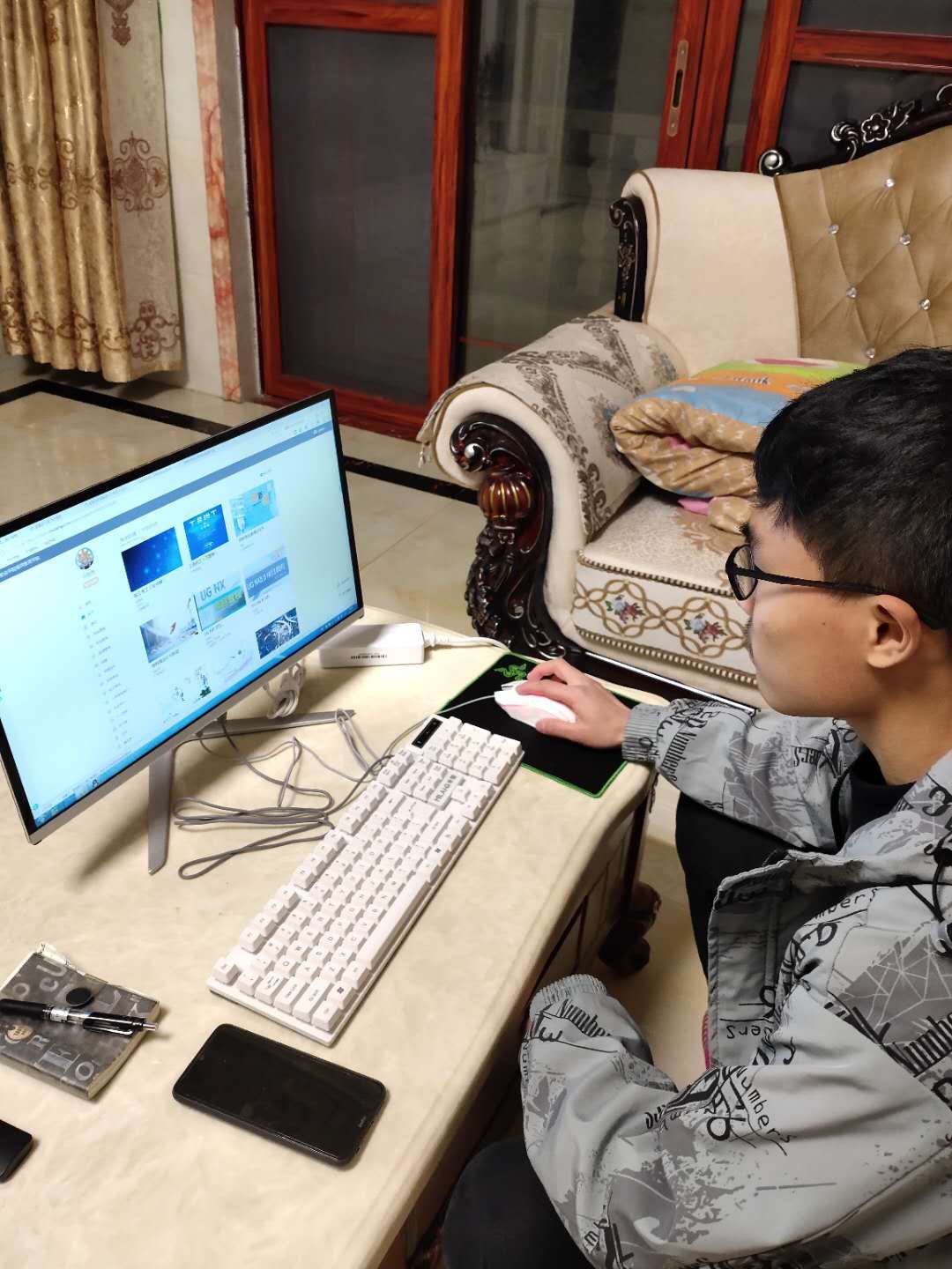 学生线上学习01.png