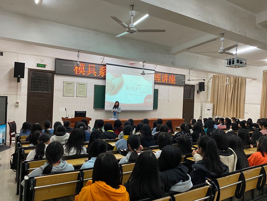 走在阳光下