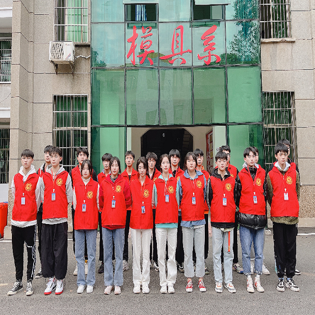弘扬雷锋精神 美化校园环境