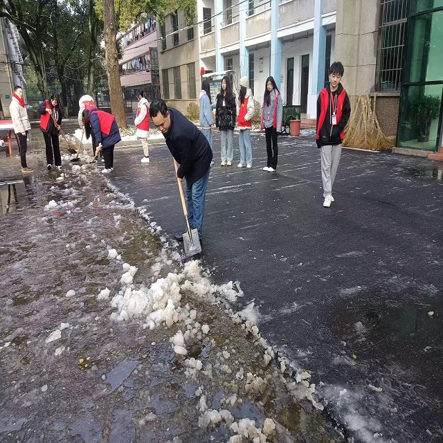 模具系志愿者扫雪行动暖人心
