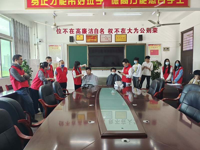 汽车工程系党总支开展“暖心理发” 主题党日活动