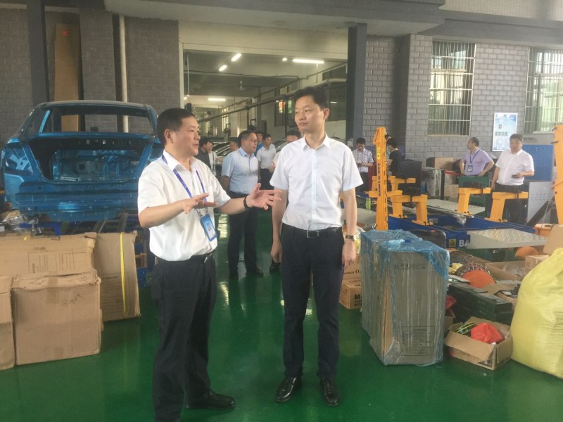 衡南县委书记胡果雄一行到学院调研指导工作并参观考察实训场地