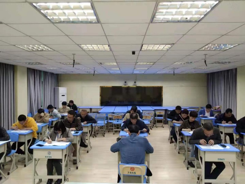 实训中心组织所有管理人员进行实训室安全知识学习培训与考试