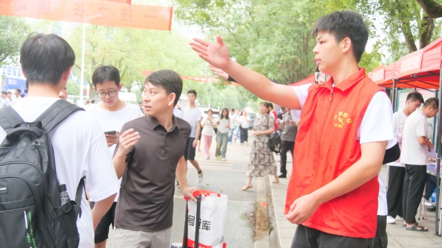 青春志愿行，温暖迎新路——我院学生志愿者助力2025级新生开学工作