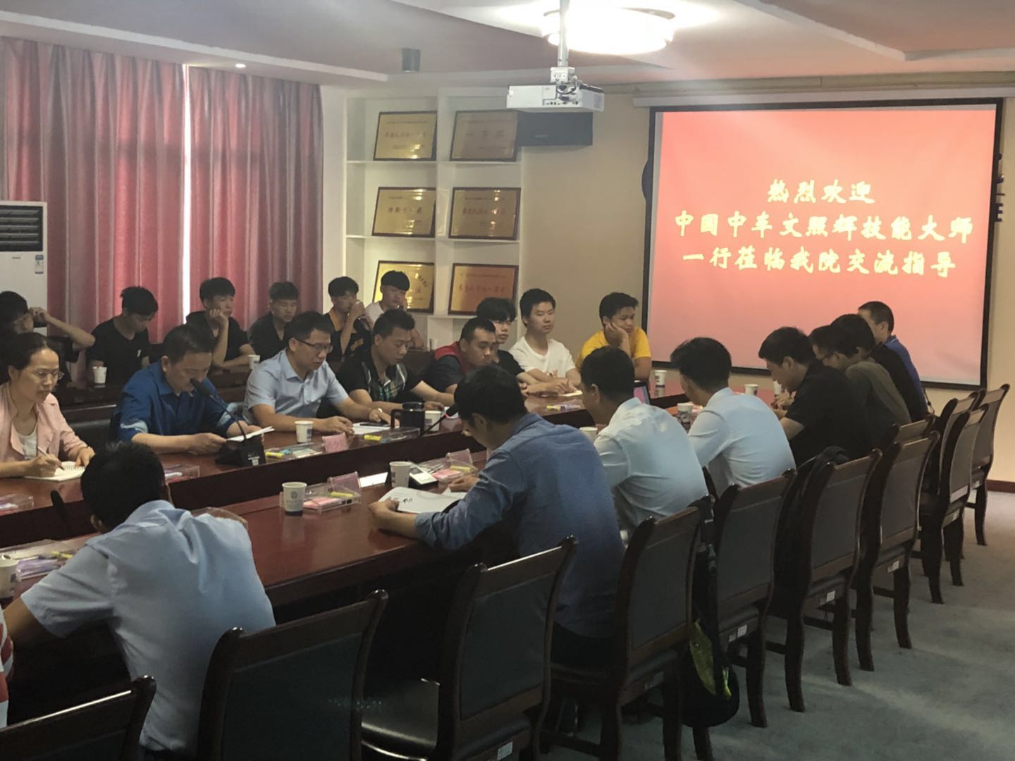加强技术交流，深化校企合作