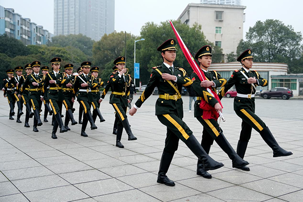 学院举行升旗仪式暨国旗下的讲话活动