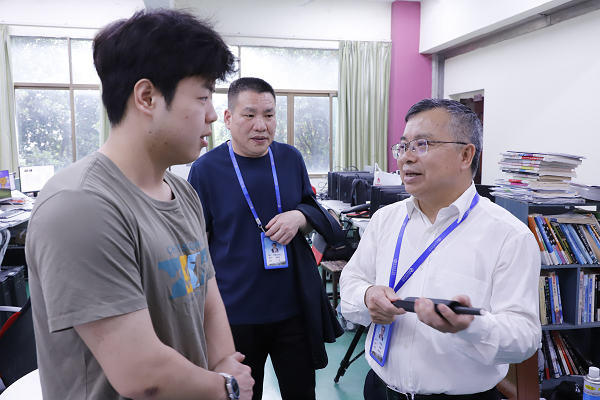 学院党委书记肖春林调研大学生创新创业工作