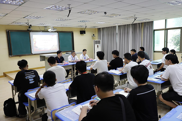 学院2025年发展对象培训班开班 党委书记肖春林讲授专题党课