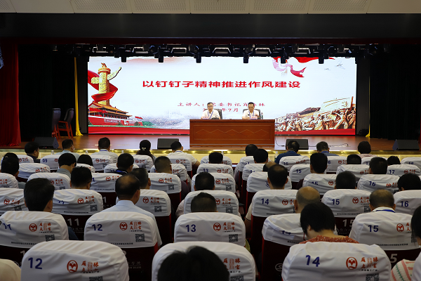 学院党委书记肖春林讲授深入贯彻中央八项规定精神学习教育专题党课
