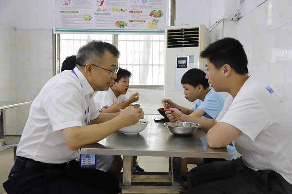 衡阳技师学院:陪餐暖学子,共话民族情