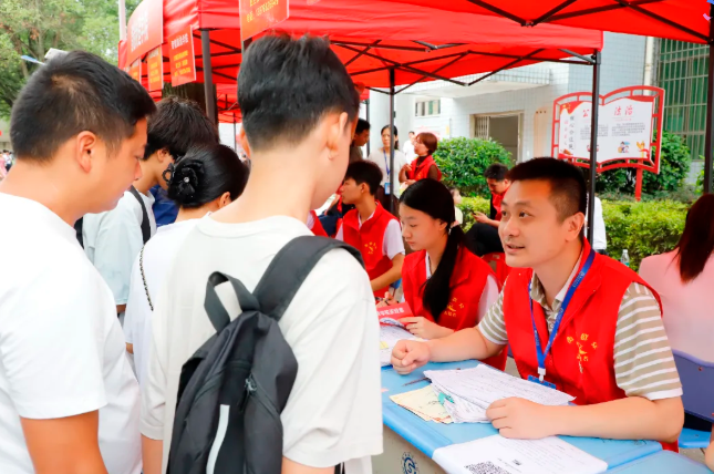 迎新季 | 点亮匠心,助力梦想!2025级班主任已就位!