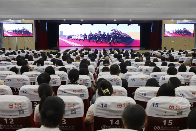 衡阳技师学院师生收看纪念中国人民抗日战争暨世界反法西斯战争胜利80周年大会