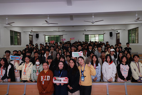 学院举办“民族团结一家亲”示范性宣讲活动