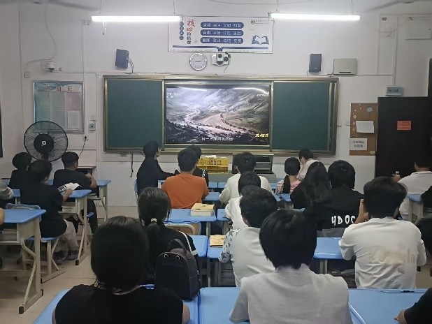 我院组织学生收看纪录片《石榴花开——铸牢中华民族共同体意识》